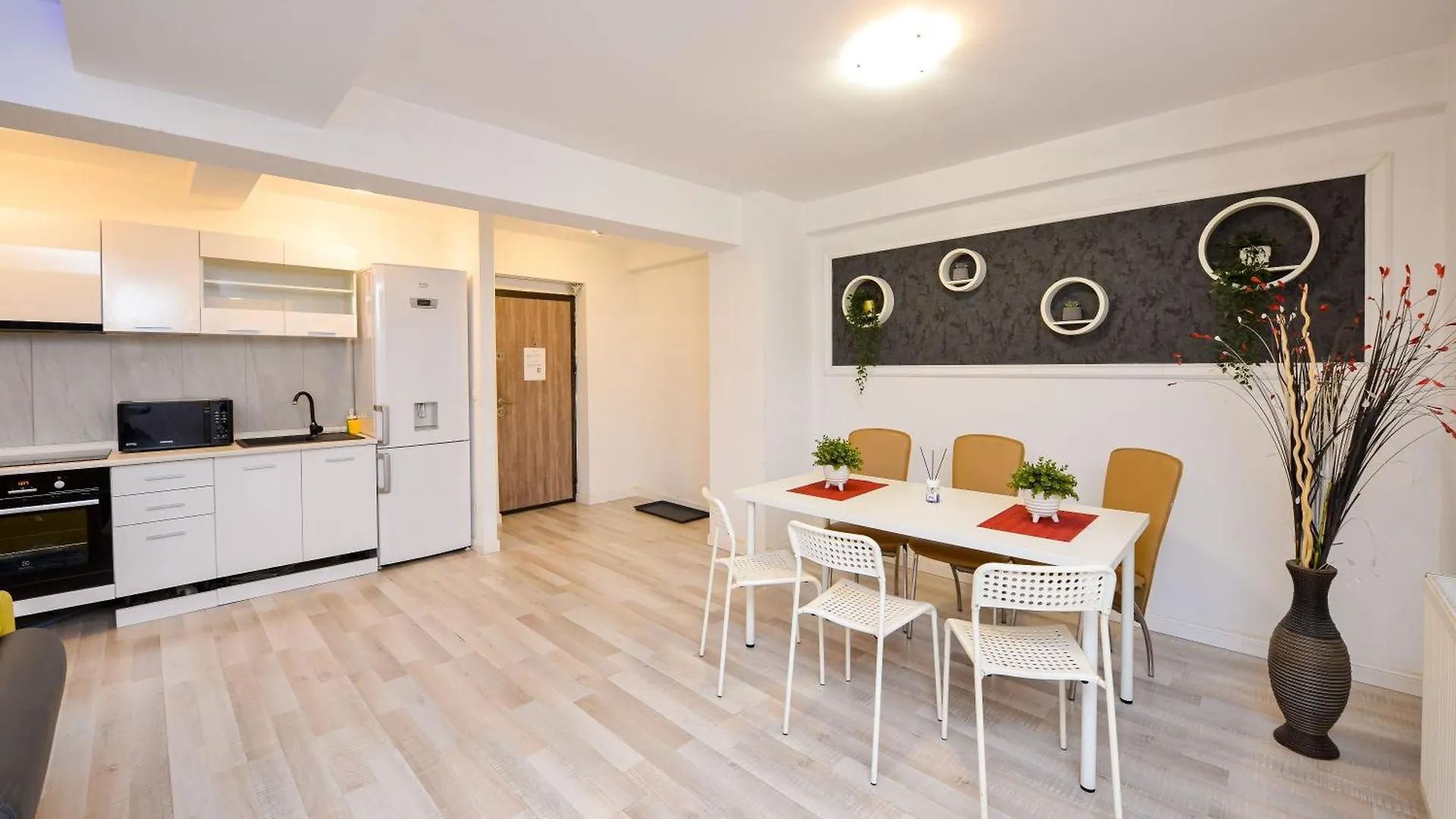 Royal Accommodation Bucureşti 0*,  România
