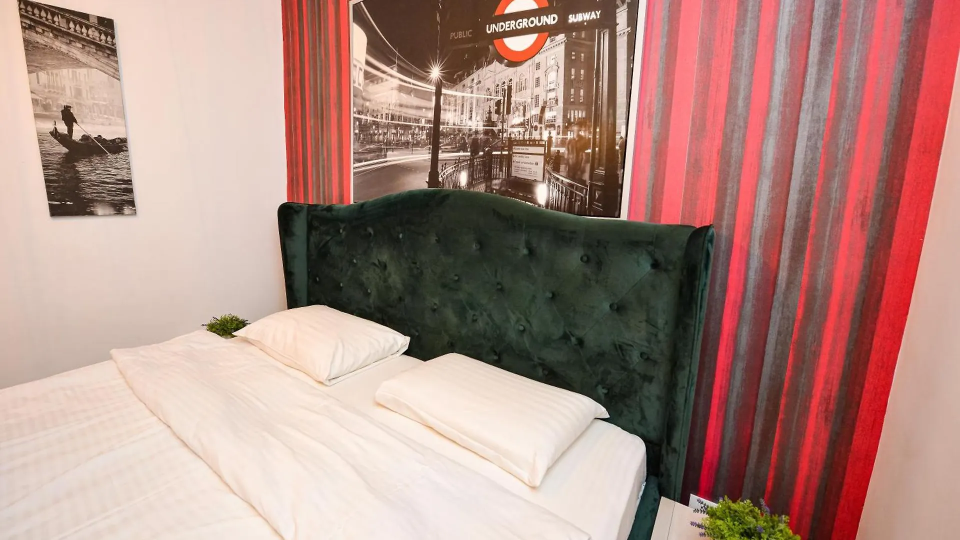 Royal Accommodation Bucureşti 0*,  România